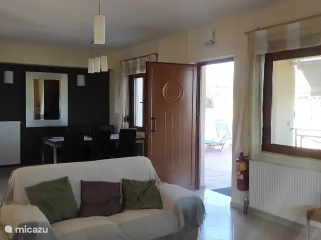 villa huren in Griekenland, Kreta, Pigi/Rethymno – Villa Stefanos, zwembad en zeezicht Open leefruimte met keuken, salon en  eetplaats