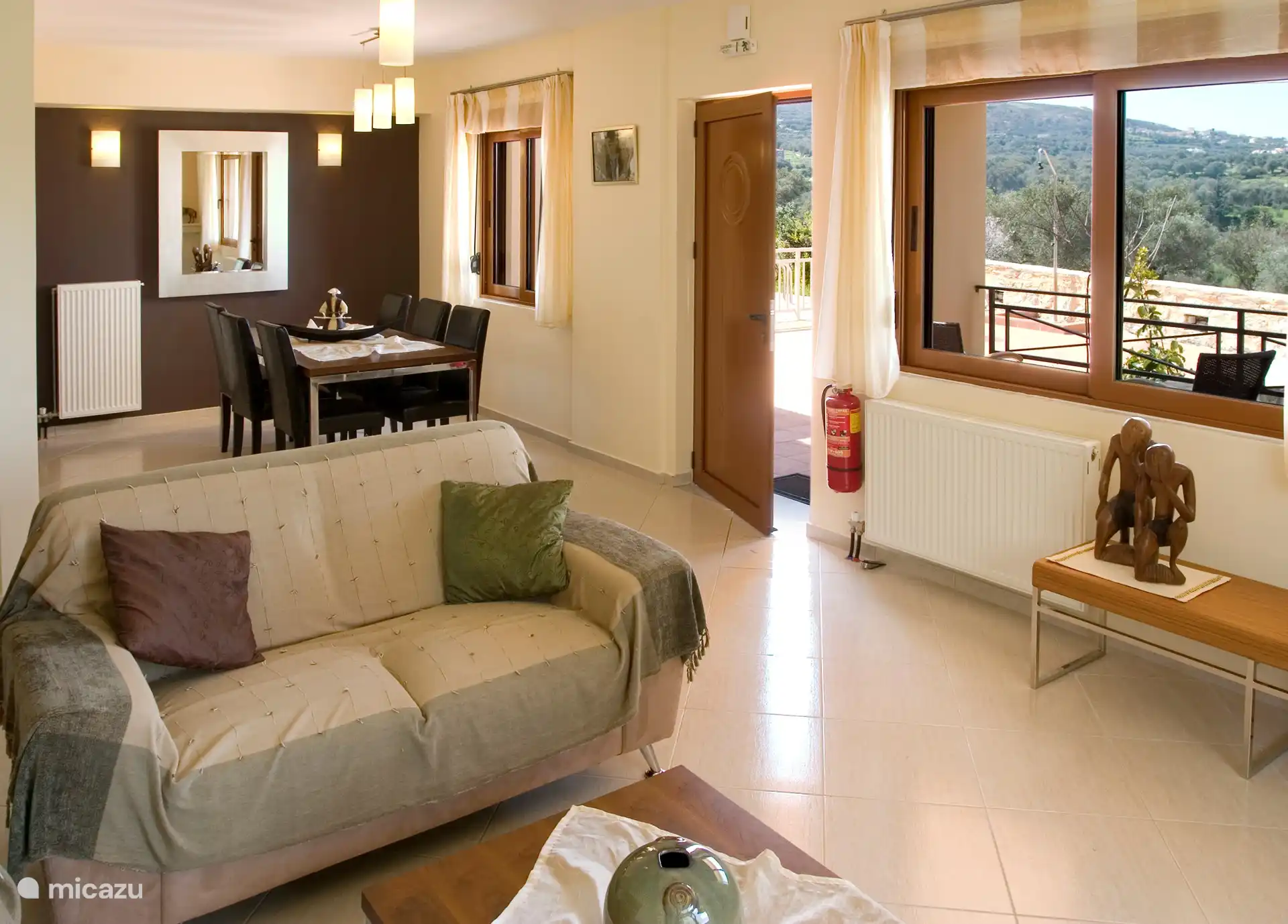 Offener Wohnraum mit Küche, Wohn- und Essbereich