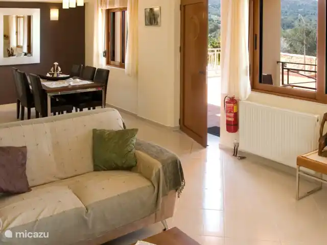 villa huren in Griekenland, Kreta, Pigi/Rethymno – Villa Stefanos, zwembad en zeezicht Open leefruimte met keuken, salon en  eetplaats