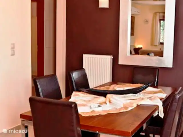 villa huren in Griekenland, Kreta, Pigi/Rethymno – Villa Stefanos, zwembad en zeezicht Open leefruimte met keuken, salon en  eetplaats