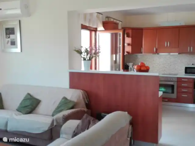 villa huren in Griekenland, Kreta, Pigi/Rethymno – Villa Stefanos, zwembad en zeezicht Open leefruimte met keuken, salon en  eetplaats