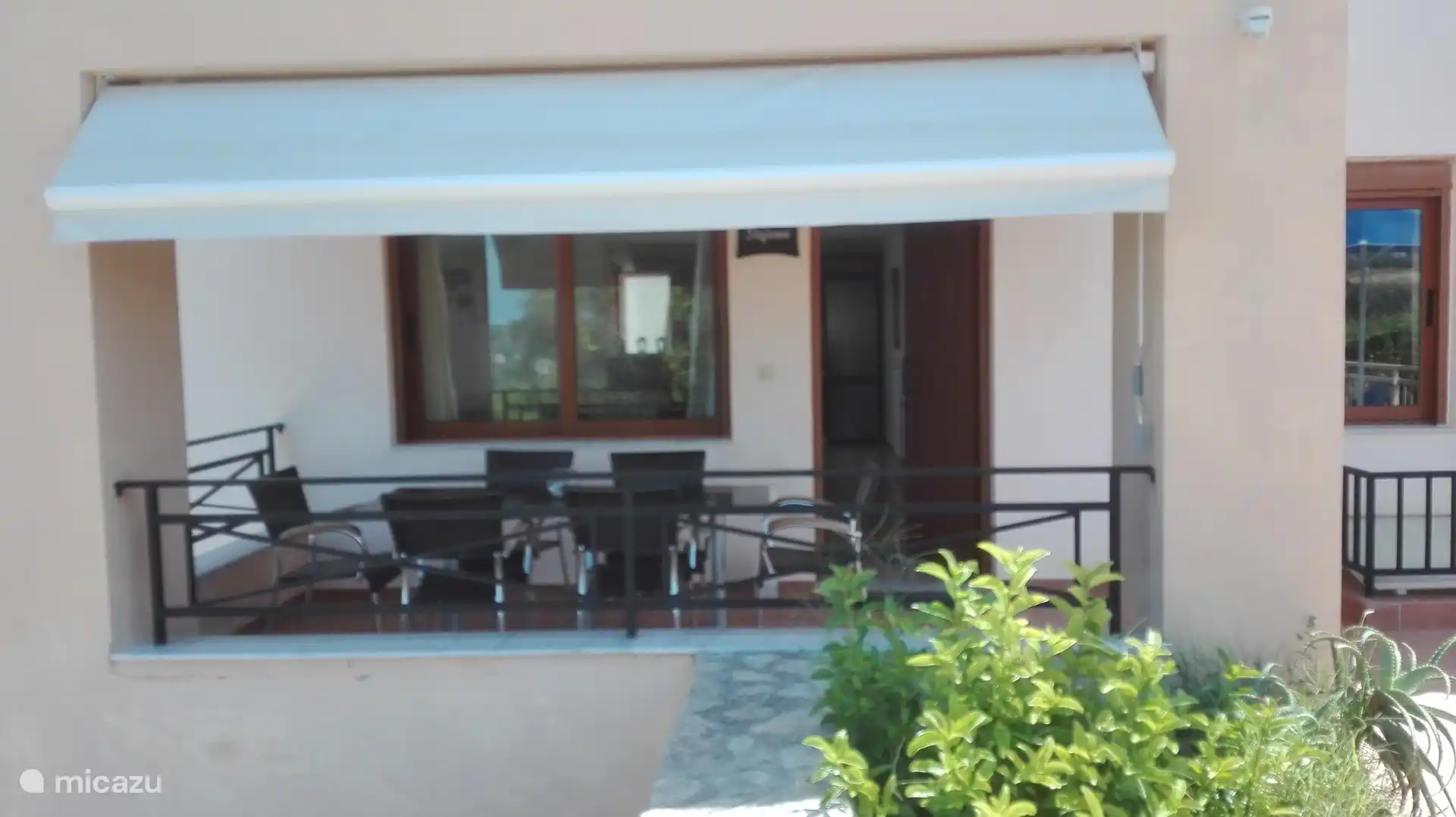 Überdachte Terrasse mit Meerblick 