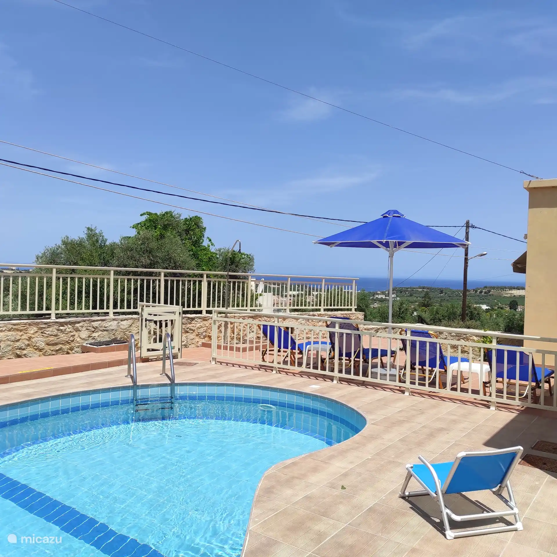 Privater umzäunter Pool mit Meerblick