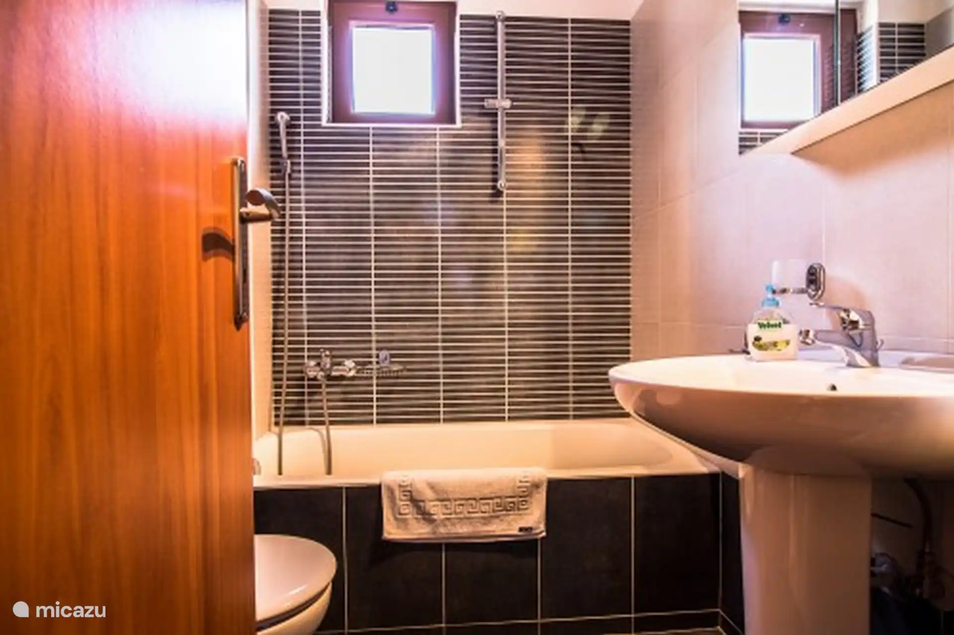 Badezimmer mit Toilette und Waschmaschine