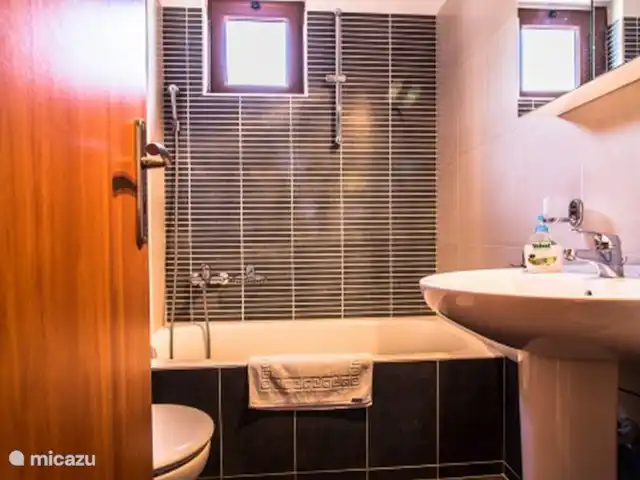 villa huren in Griekenland, Kreta, Pigi/Rethymno – Villa Stefanos, zwembad en zeezicht Badkamer met toilet en wasmachine