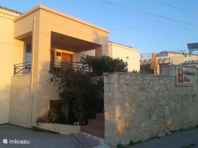 villa huren in Griekenland, Kreta, Pigi/Rethymno – Villa Stefanos, zwembad en zeezicht Prive parking plaats naast de trap die toegang geeft naar de ingang van de villa die gelegen is op een hoger niveau dan de lokale weg.