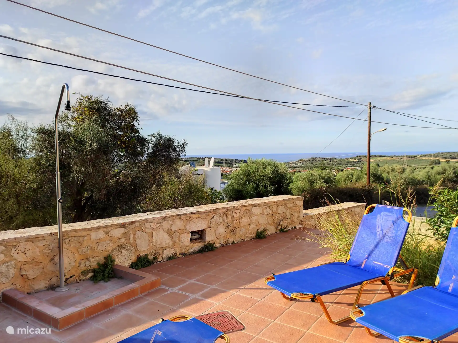 Privater Pool mit Dusche