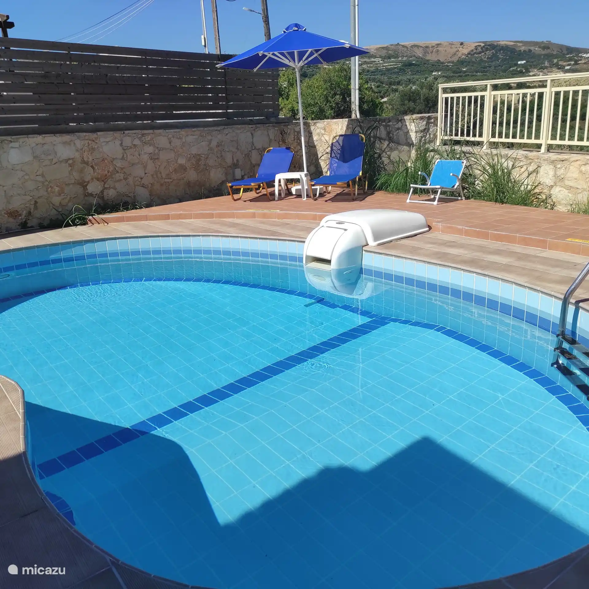 Privater umzäunter Pool mit Meerblick