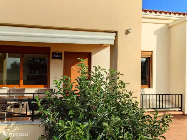 villa huren in Griekenland, Kreta, Pigi/Rethymno – Villa Stefanos, zwembad en zeezicht Overdekt terras met zeezicht