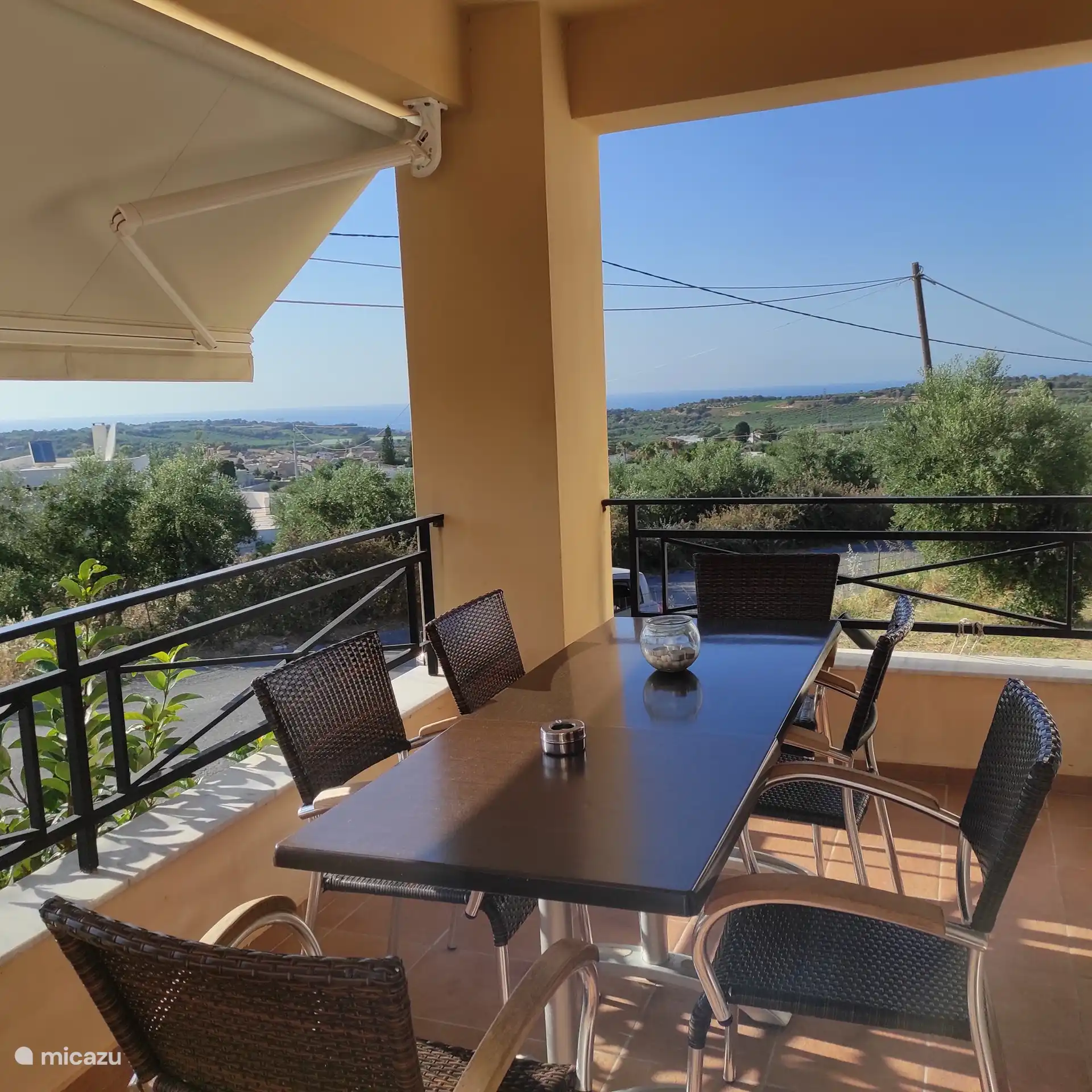 Privater umzäunter Pool mit Meerblick