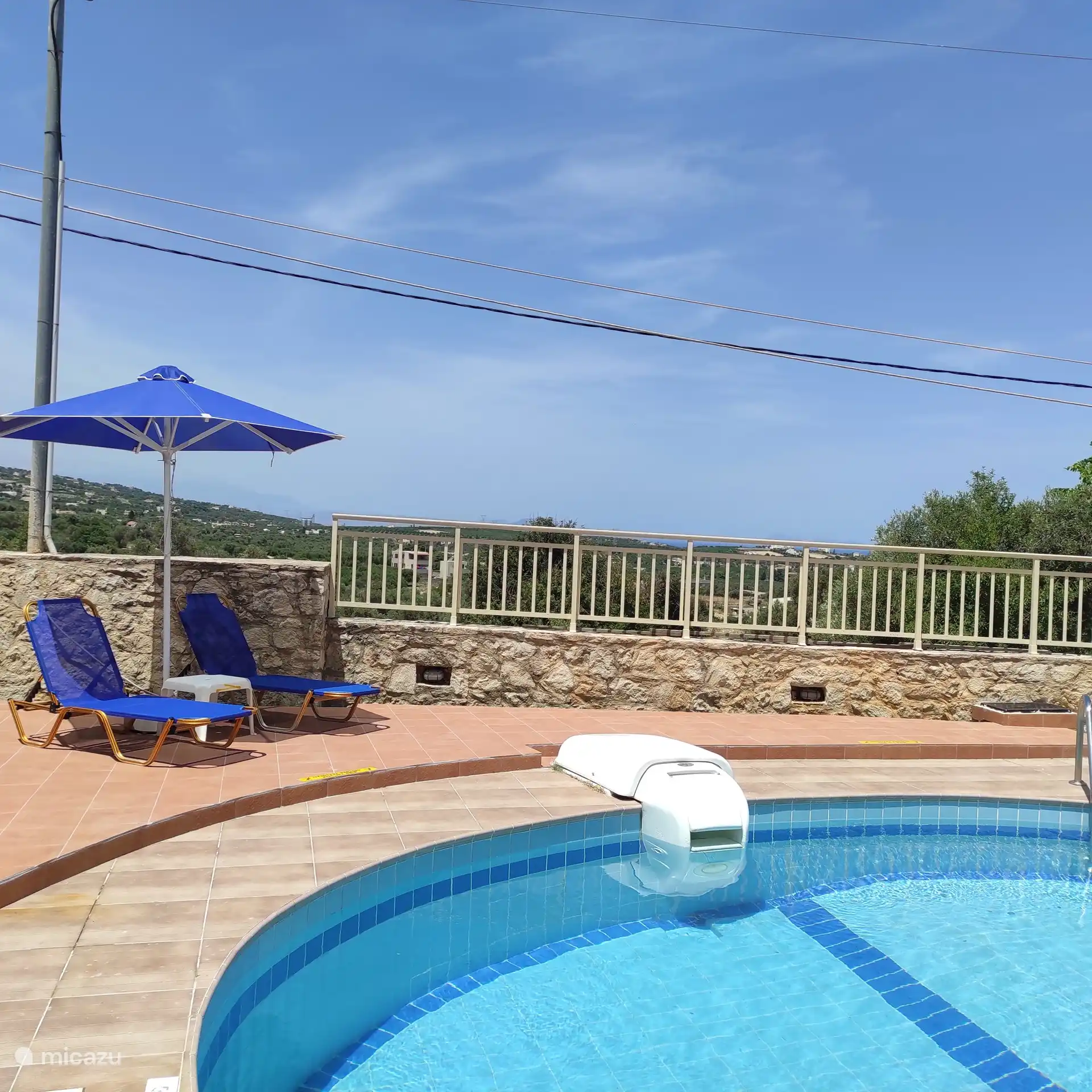 Privater umzäunter Pool mit Meerblick