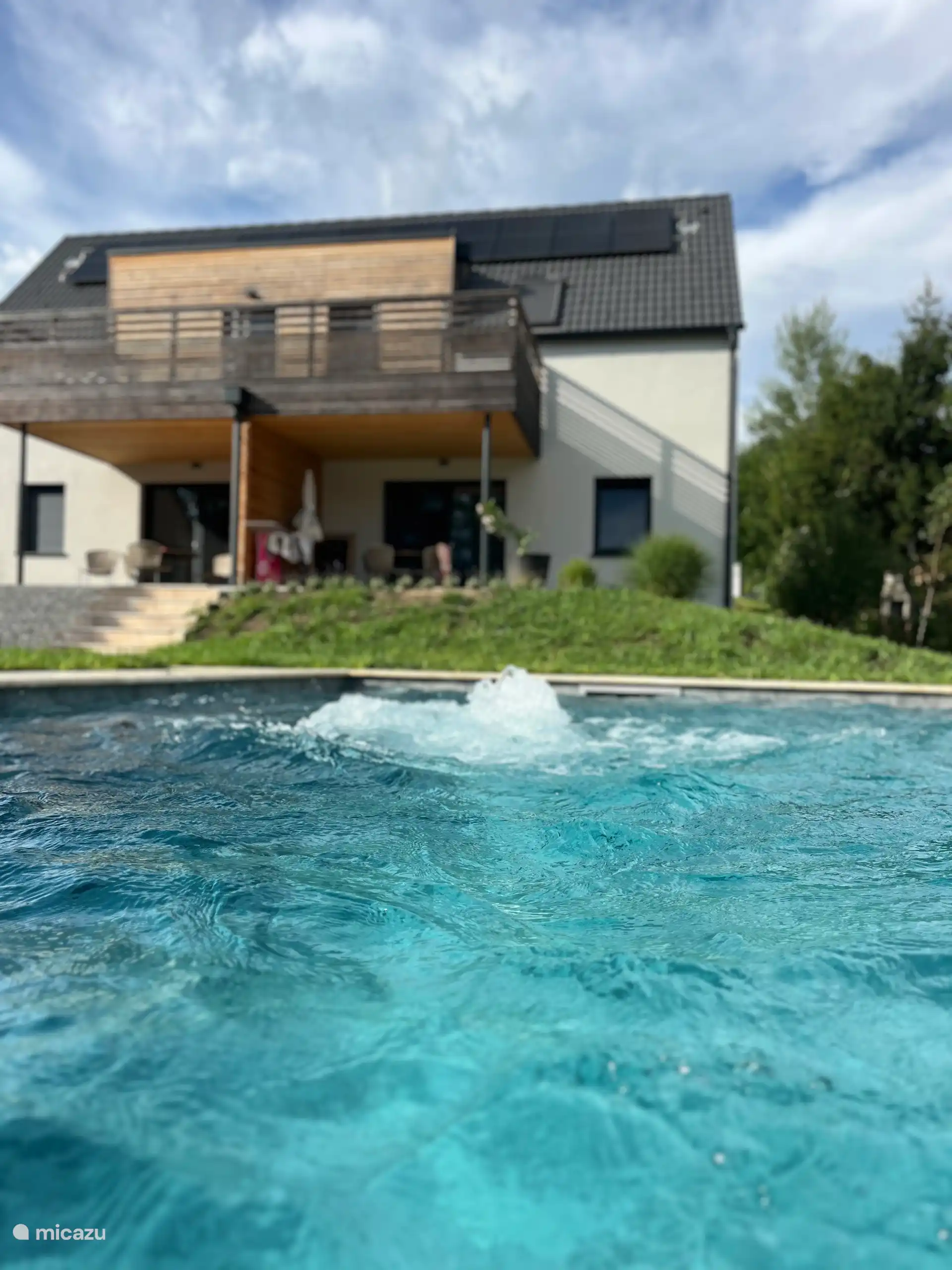 Piscina con burbujas de agua