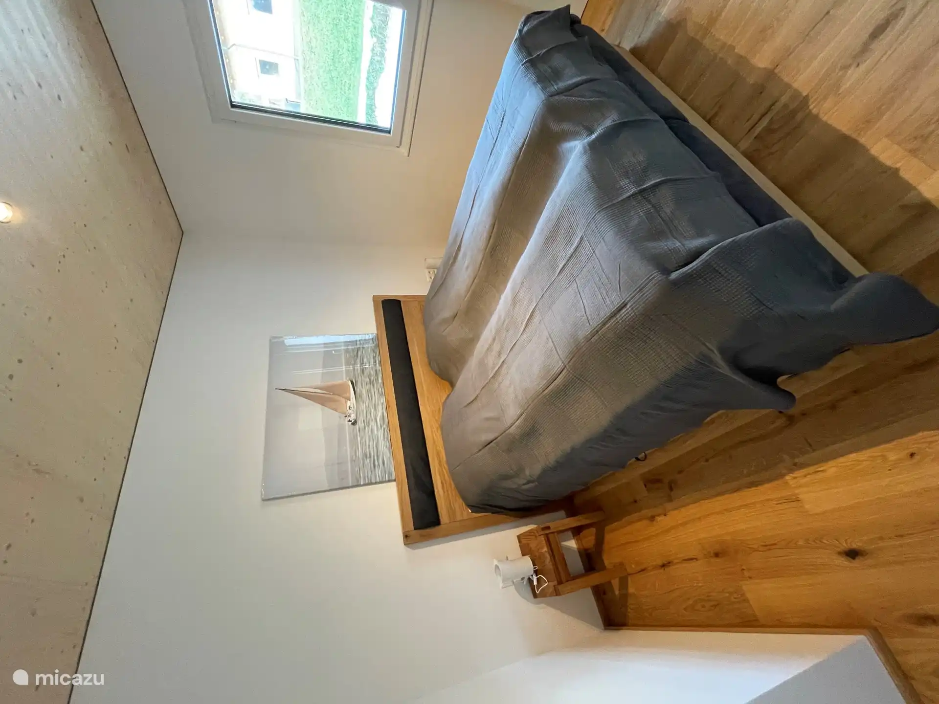 Dormitorio con cama con somier