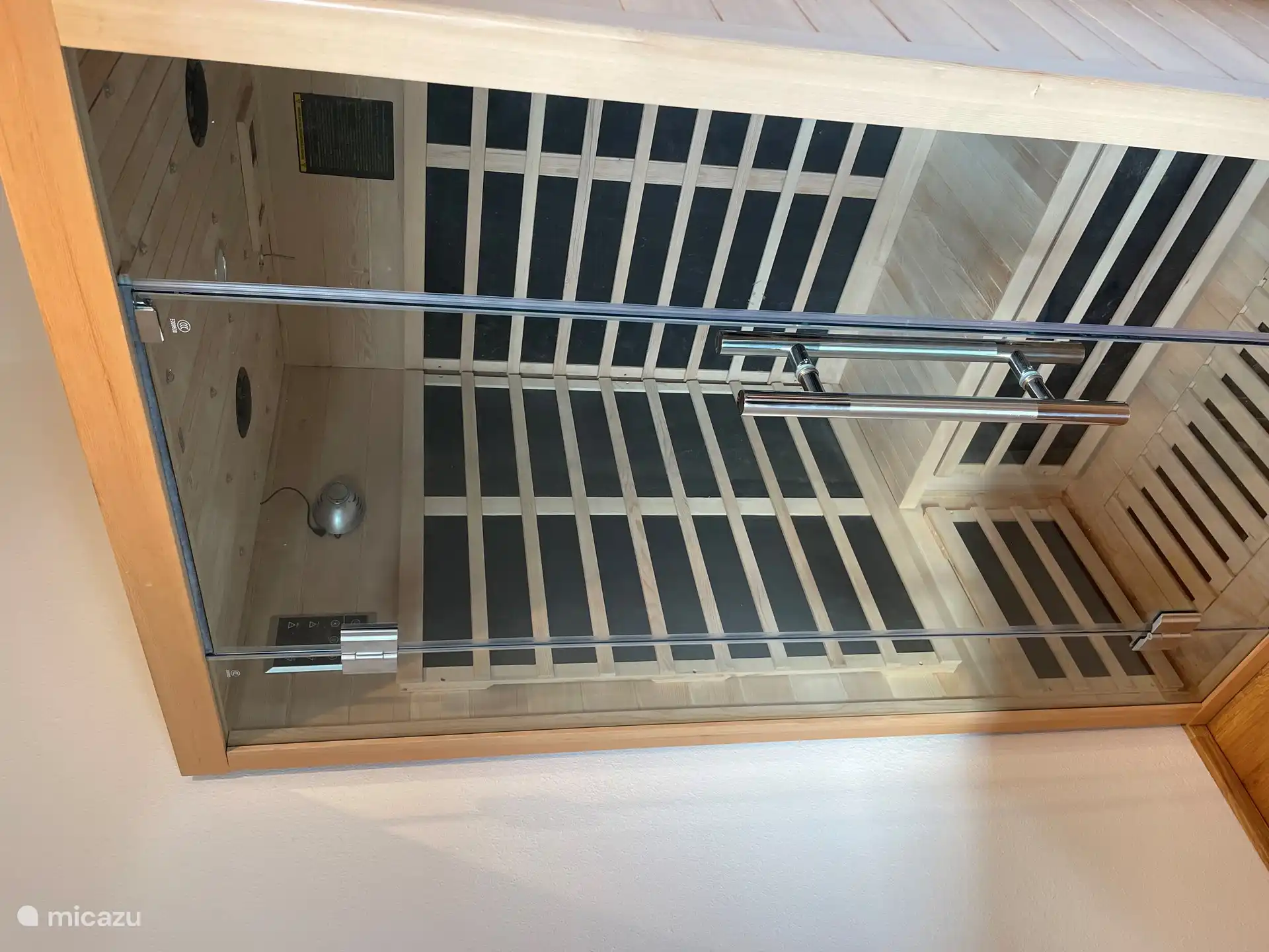 Cabina de infrarrojos en el apartamento