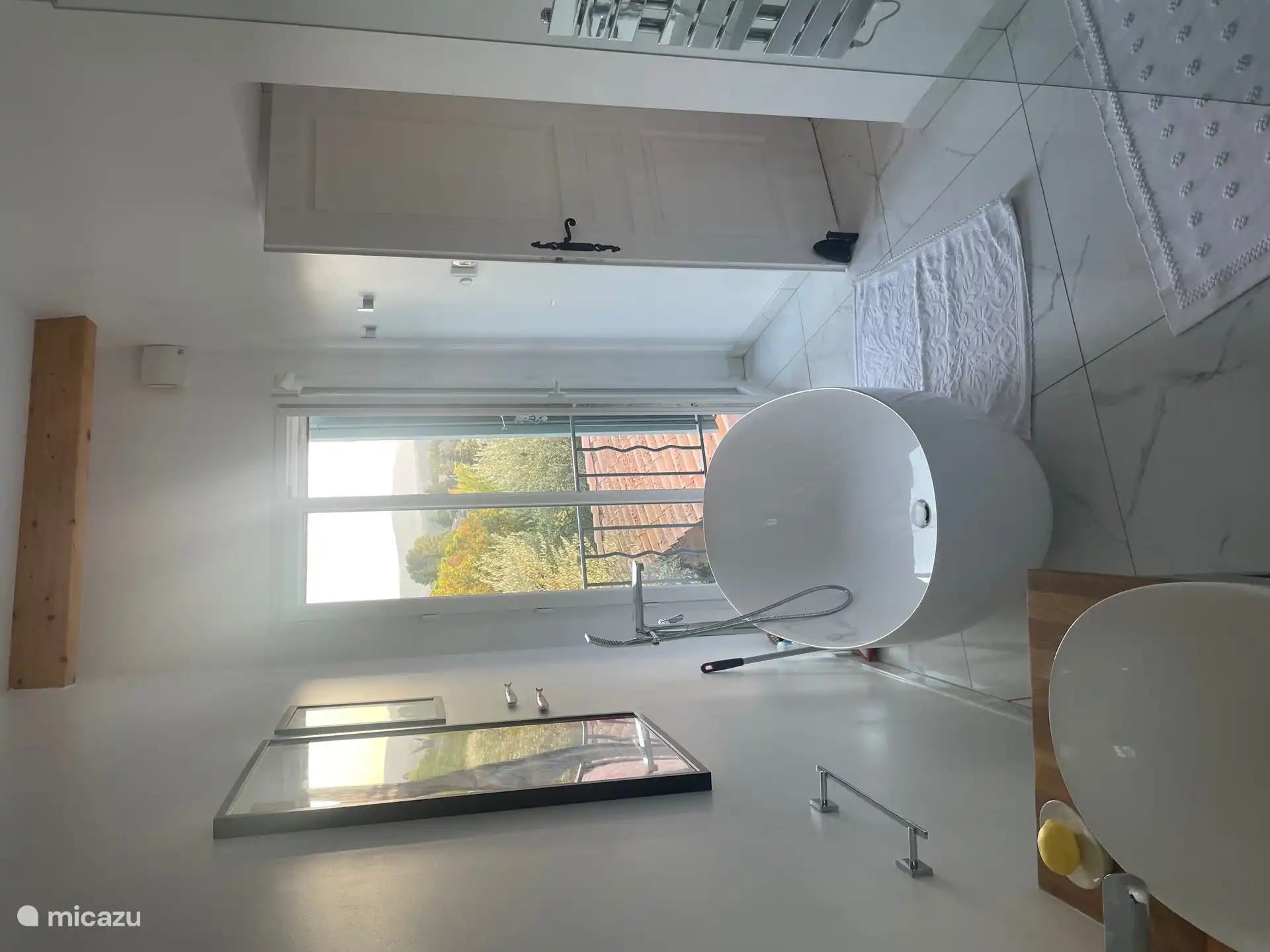 De ensuite badkamer voor de hoofdslaapkamer