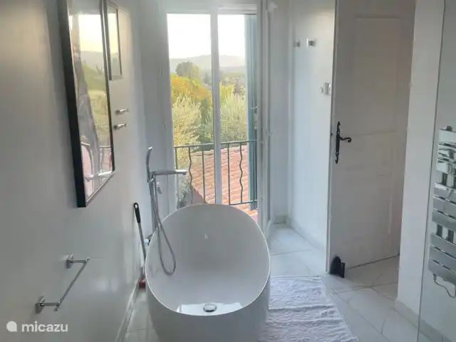 Mas de Michéri | France, Var, Villecroze - villa La salle de bain attenante à la chambre principale