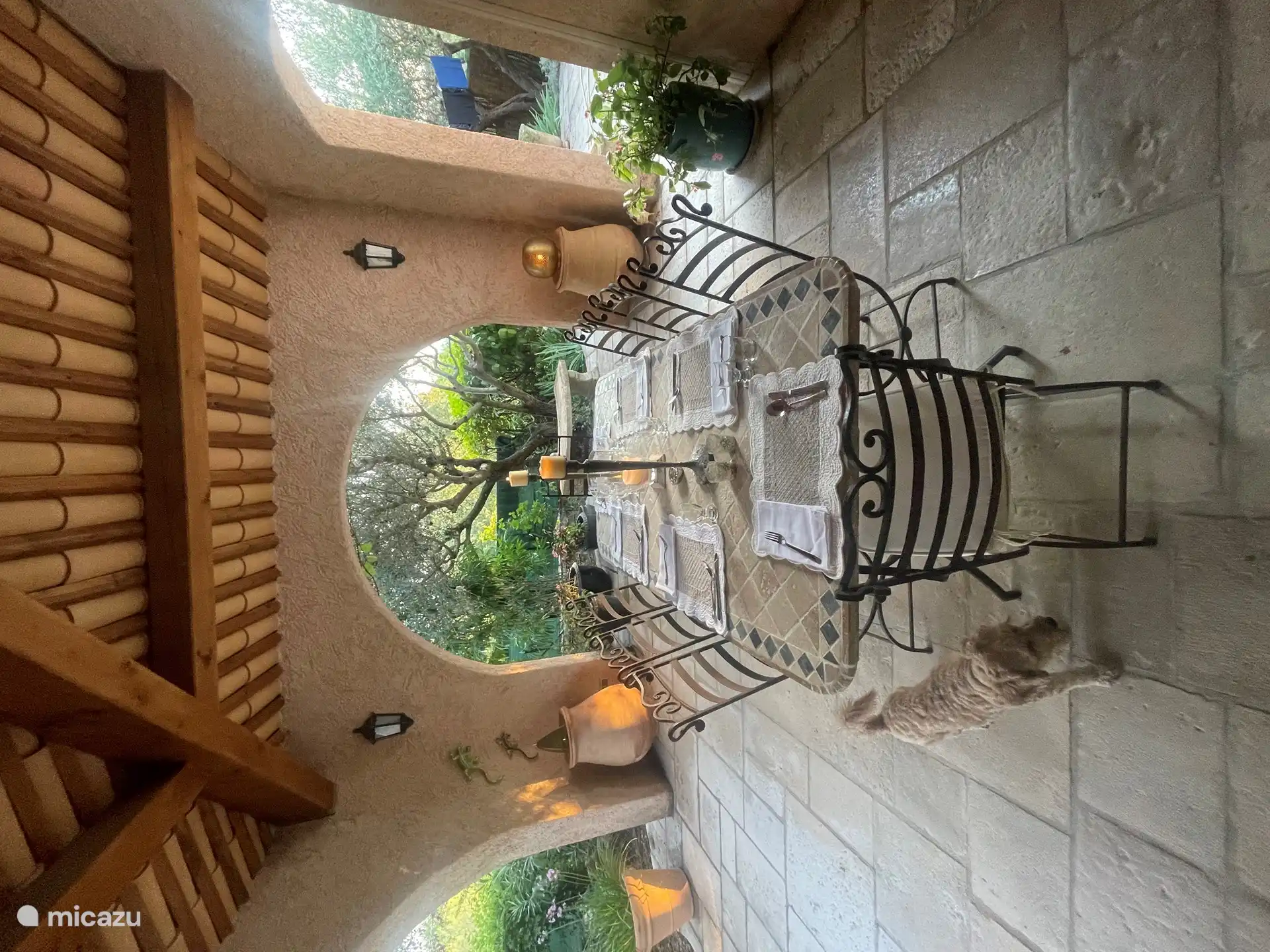 Het overdekte terras op tuinniveau - inclusief barbecue