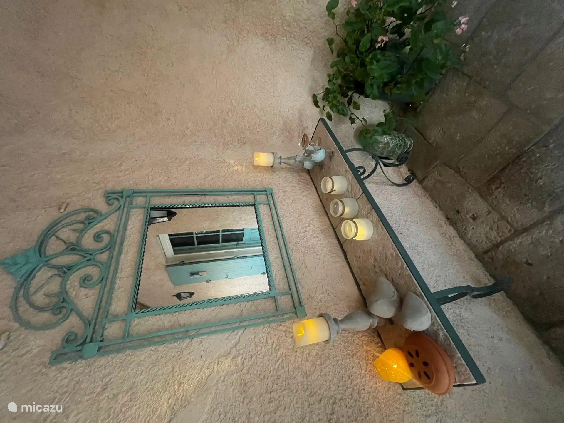 Geniet van een zomerdiner bij kaarslicht op het terras in de tuin