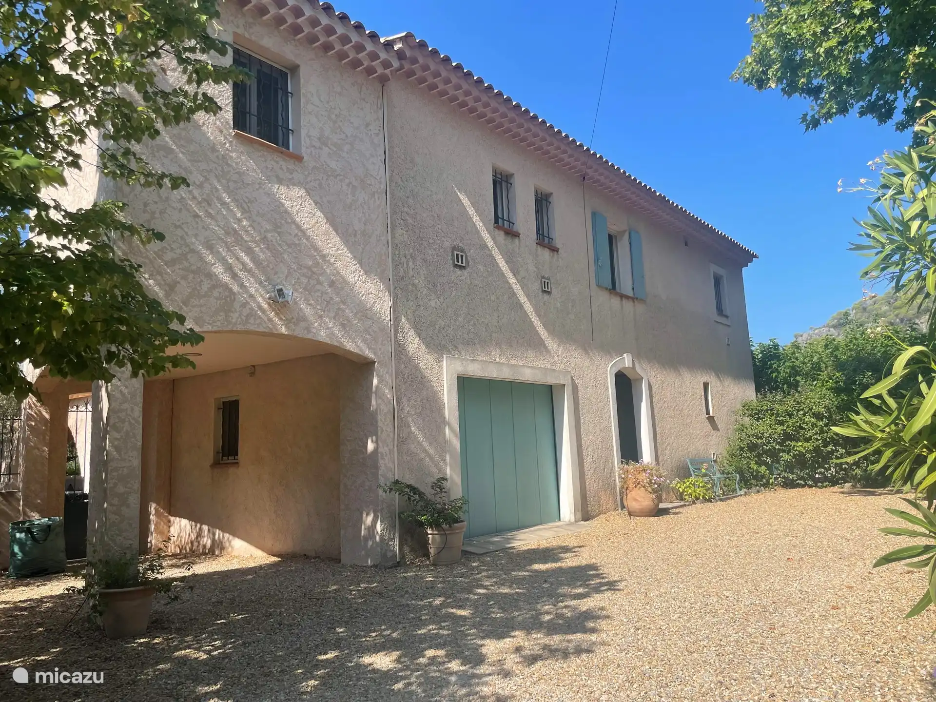 De ingang van het huis vanaf de weg.