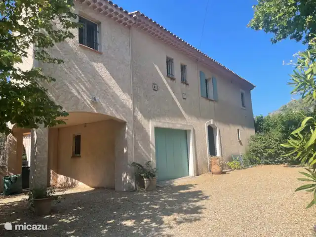 Mas de Michéri | France, Var, Villecroze - villa L'entrée de la maison depuis la route.