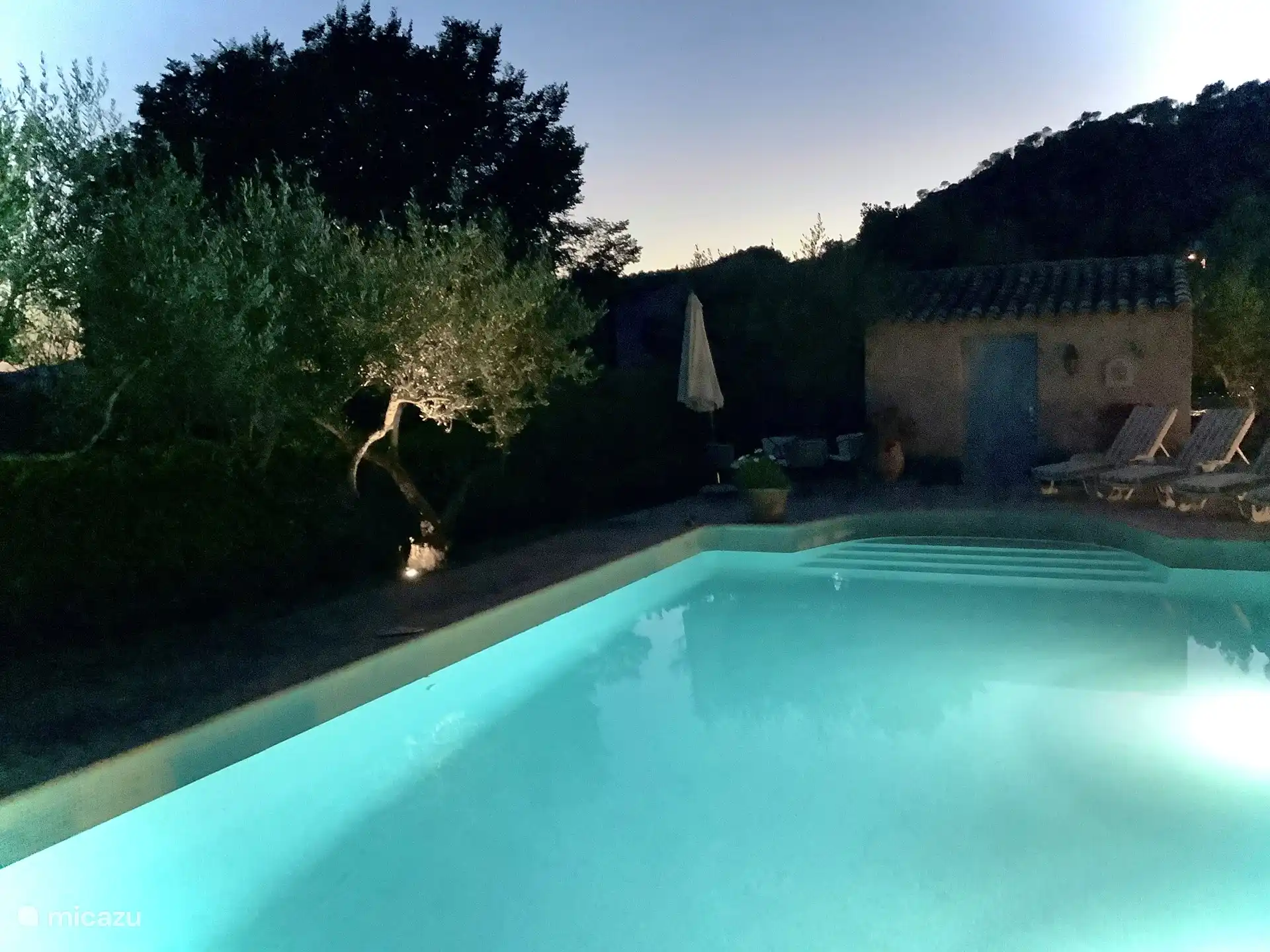 Schemering bij het zwembad