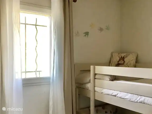 Mas de Michéri | France, Var, Villecroze - villa La deuxième chambre en rez de jardin, vue sur la piscine