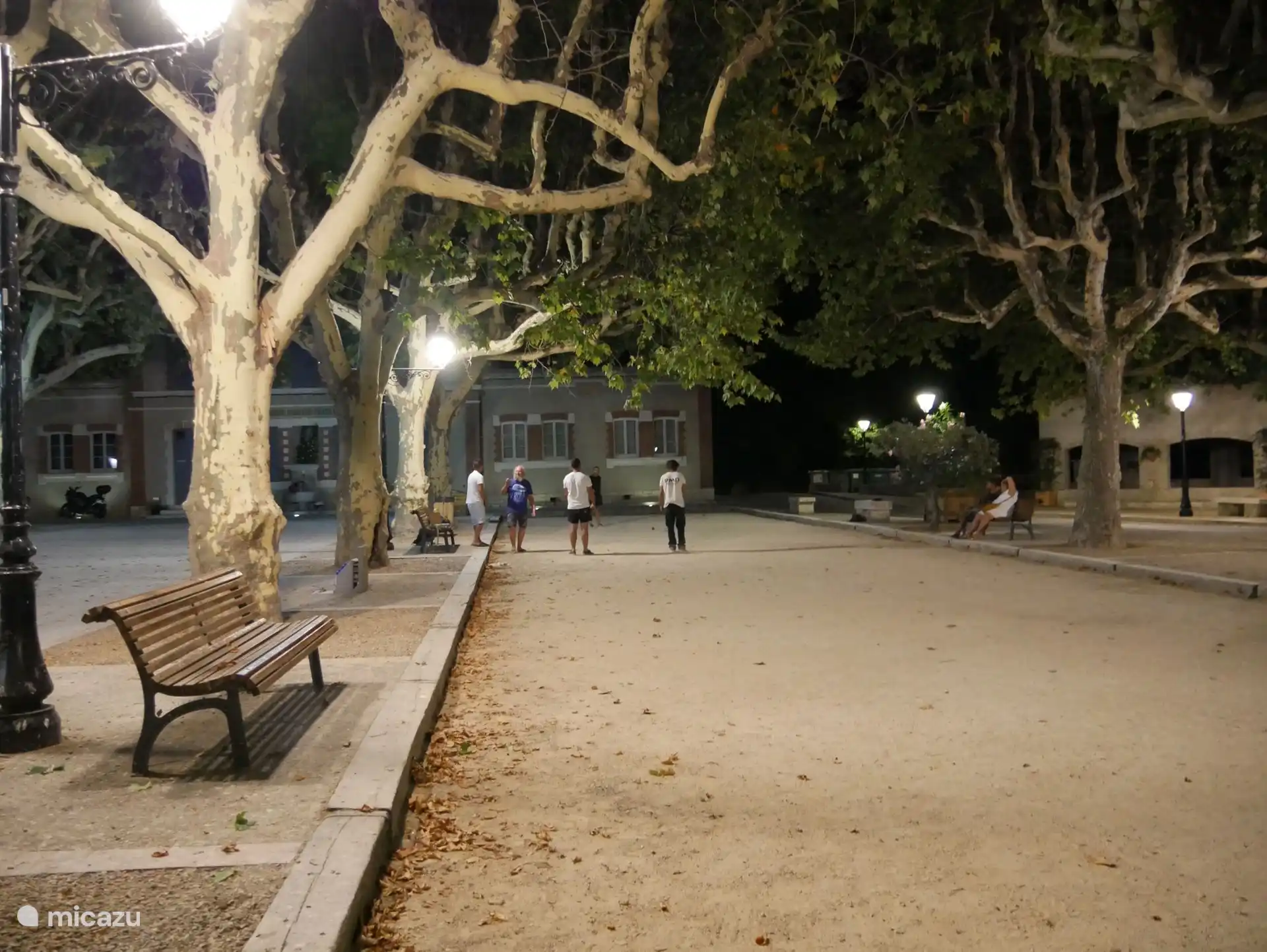 Avond jeu de boules op het dorpsplein