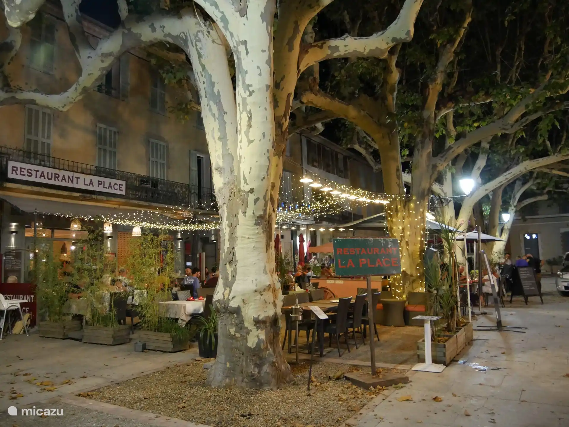 Een van de restaurants op het plein