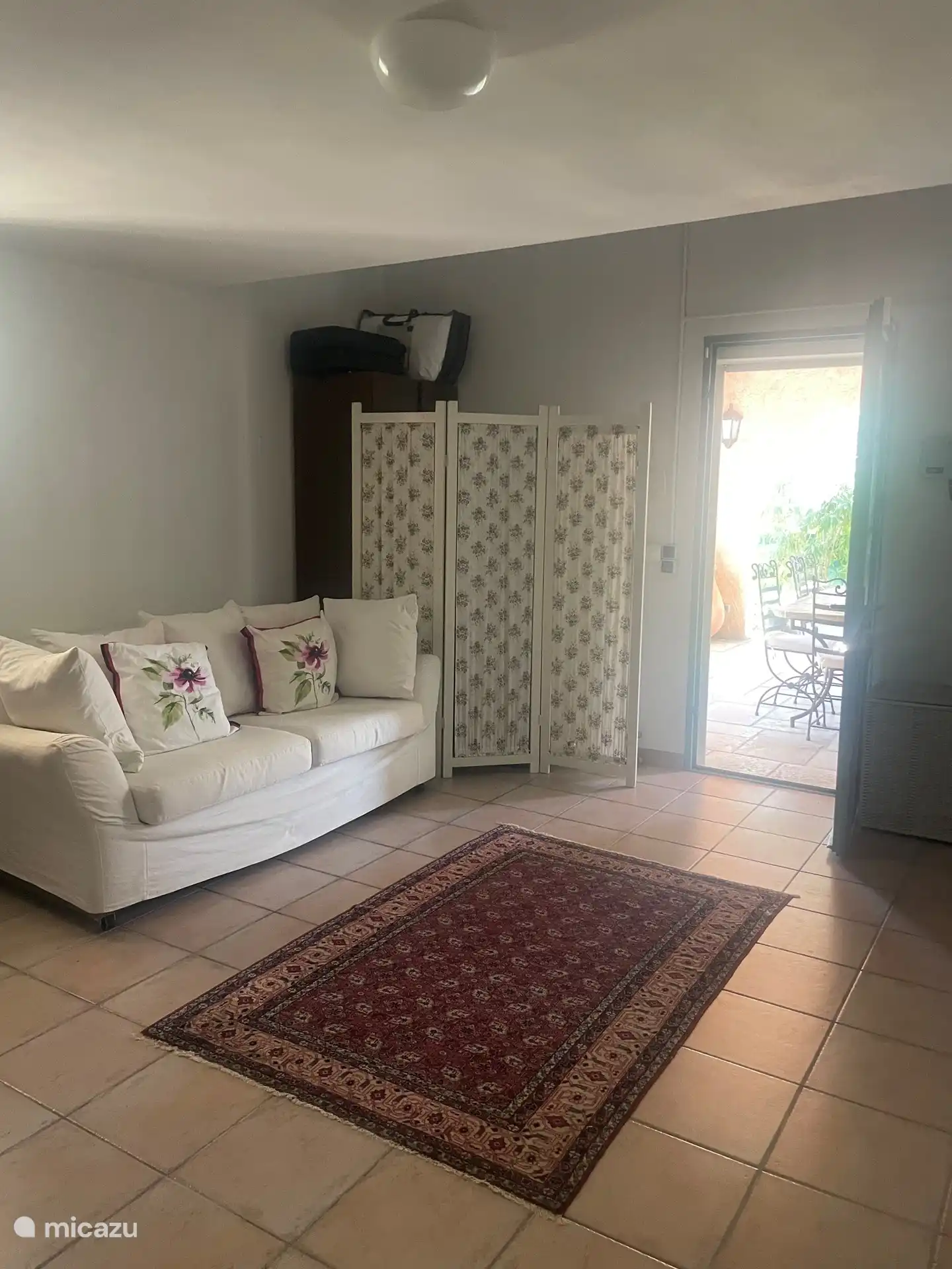 Een comfortabele bank in de tuinuitbreiding voor twee personen. 