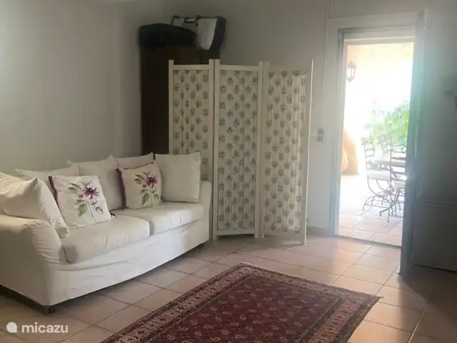 Mas de Michéri | France, Var, Villecroze - villa Un canapé confortable dans l'extension du jardin pouvant accueillir deux personnes.