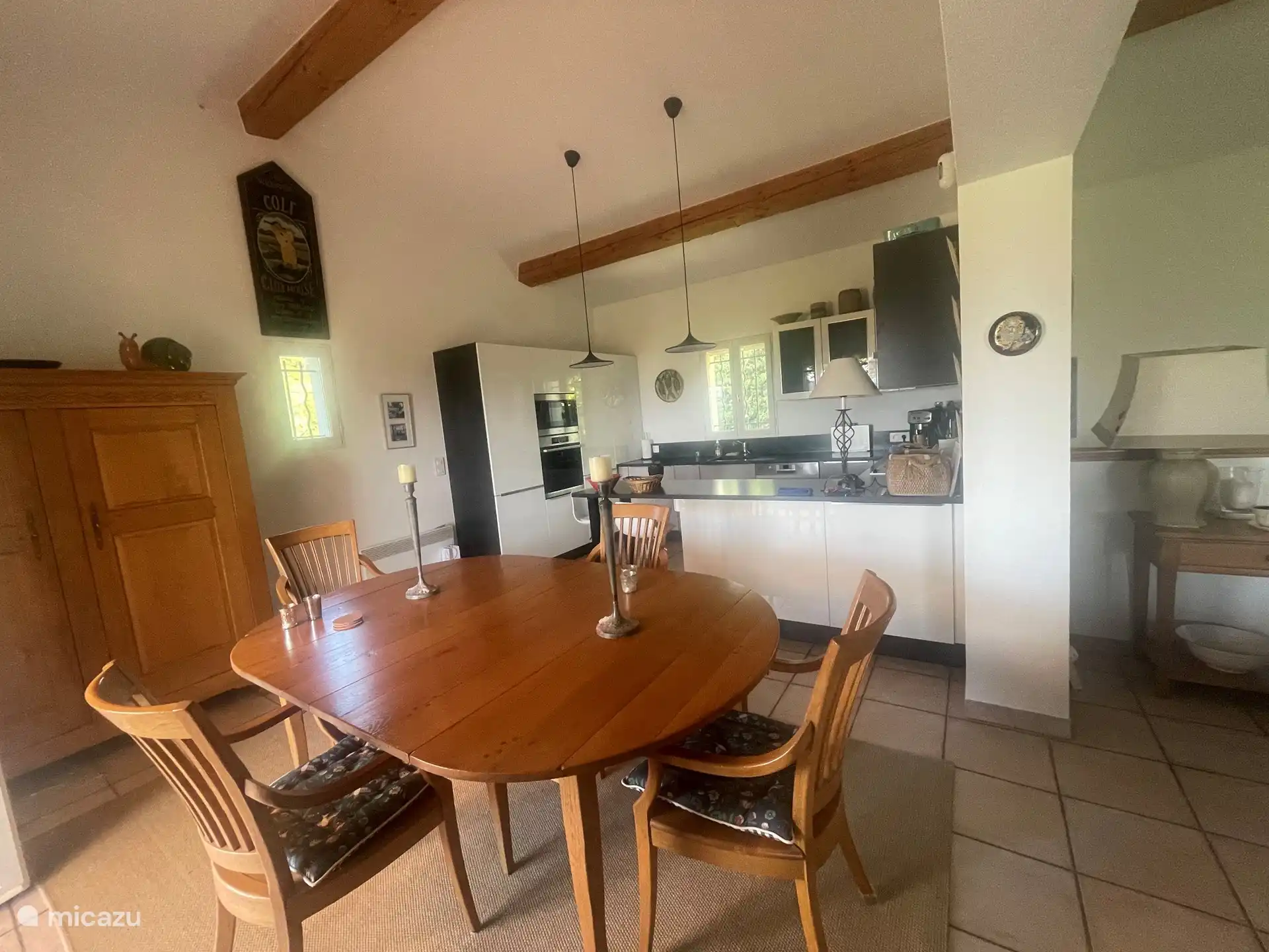 Kijkend naar de keuken op de eerste verdieping