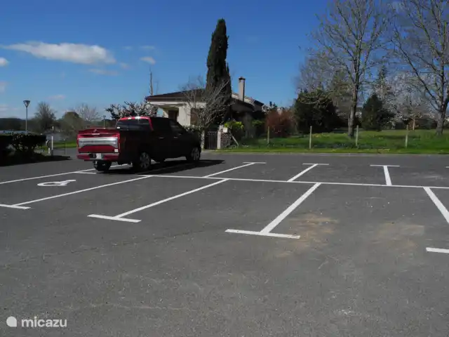 Al borde del Tarn en Francia, Tarn, Rivières  - casa rural / cabaña Plaza de aparcamiento delante de la casa.