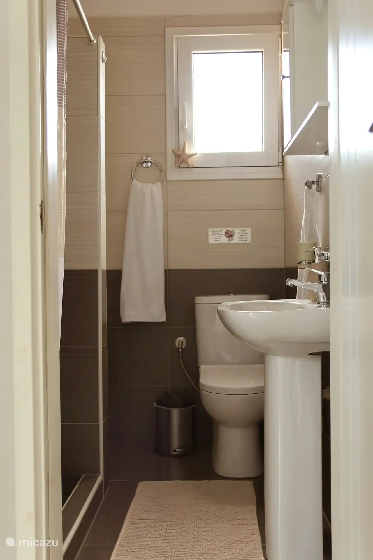 Salle de bain avec lave-linge