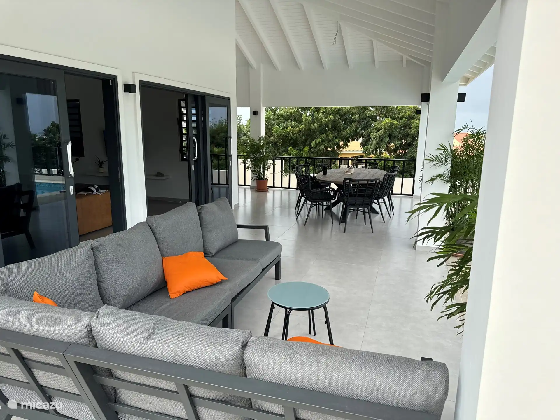 Ausreichend Sitzgelegenheiten auf der Veranda