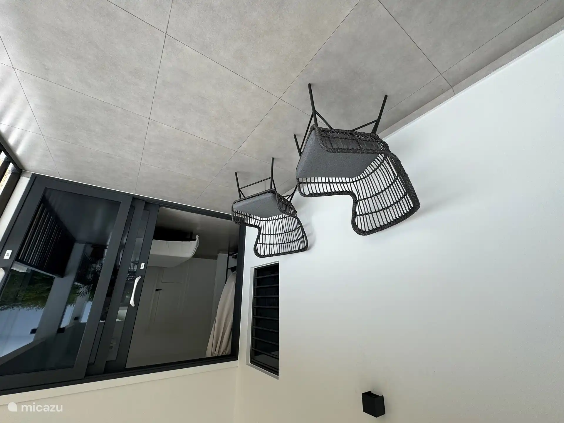 Ruhige Sitzecke auf der Veranda vor dem Hauptschlafzimmer