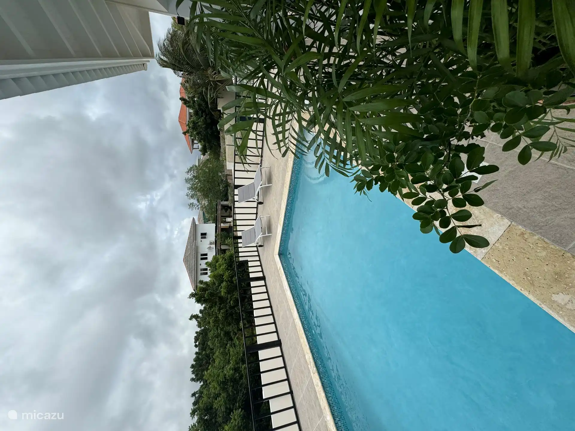 Schwimmbad mit Sonnenliegen