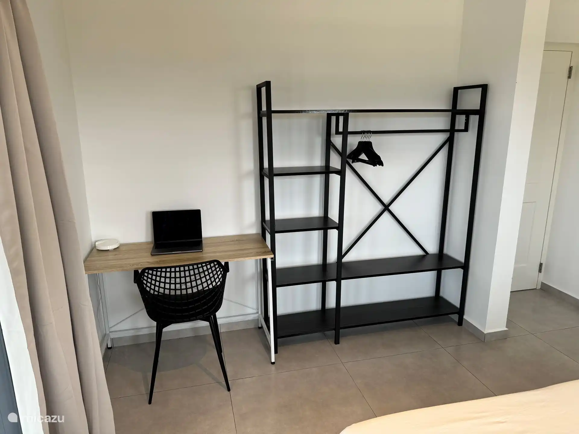 Schreibtisch und Kleiderschrank im Hauptschlafzimmer. Schlafzimmer