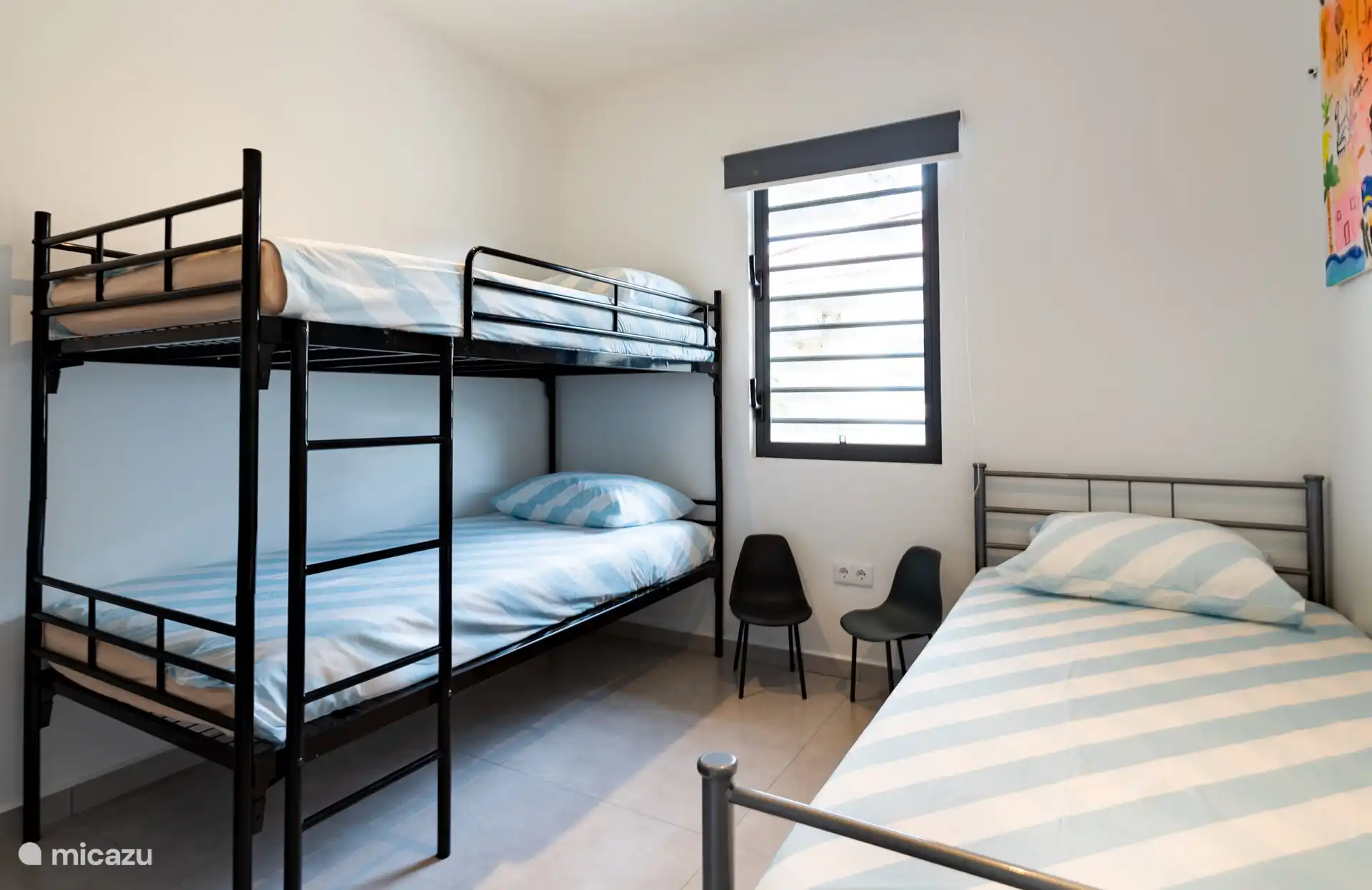 Schlafzimmer mit Etagenbett und Einzelbett