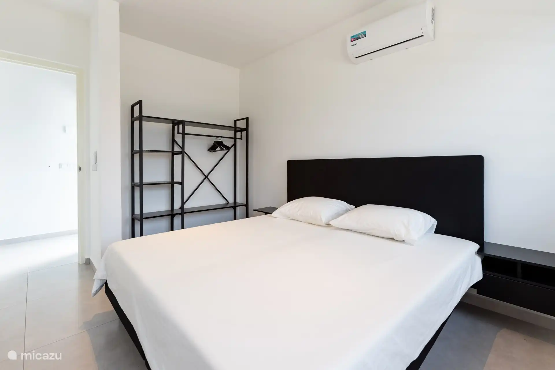 Schlafzimmer mit komfortablem und geräumigem Doppel-Boxspringbett