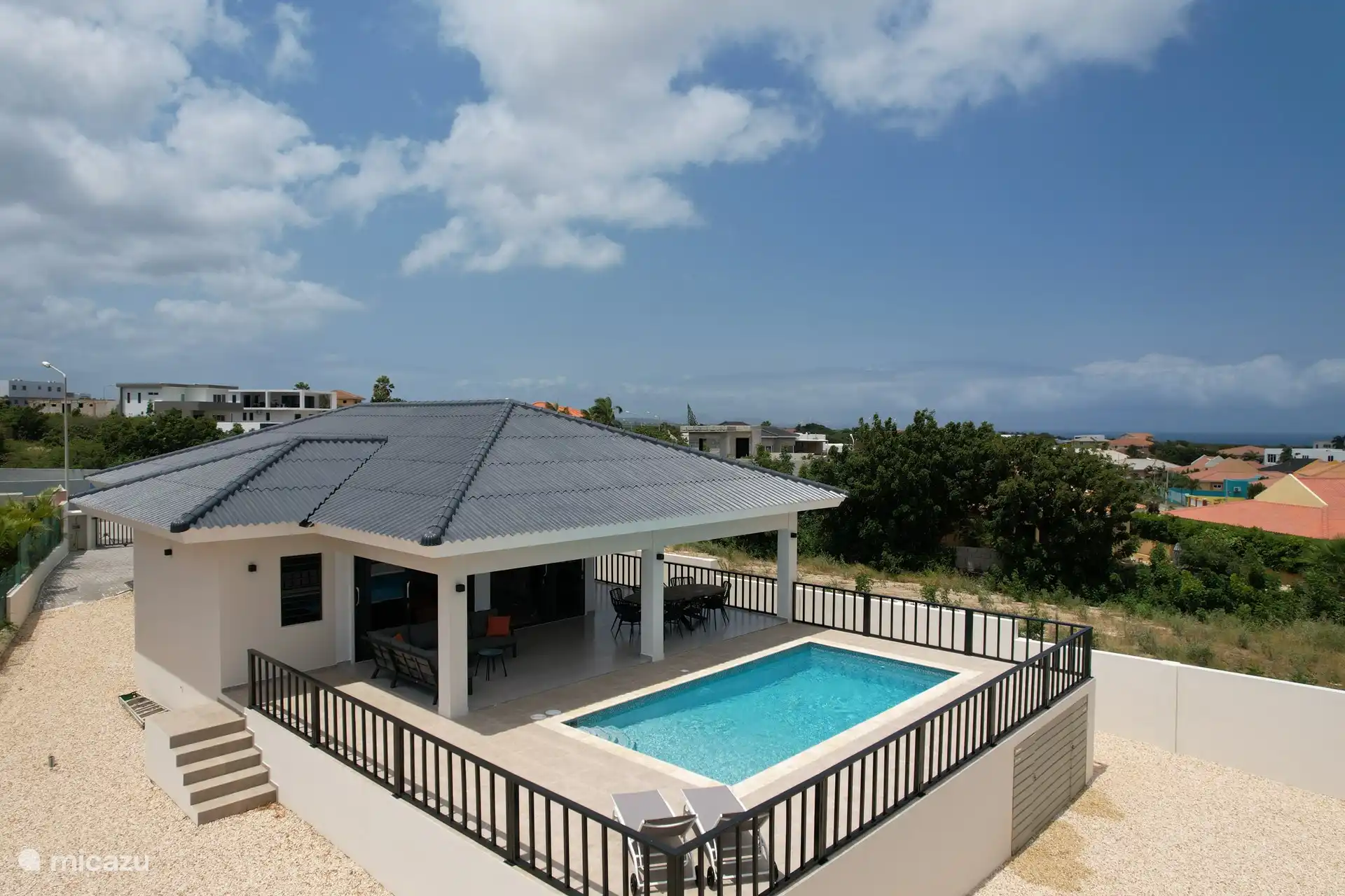 Drohnenaufnahme der Villa und des Pools