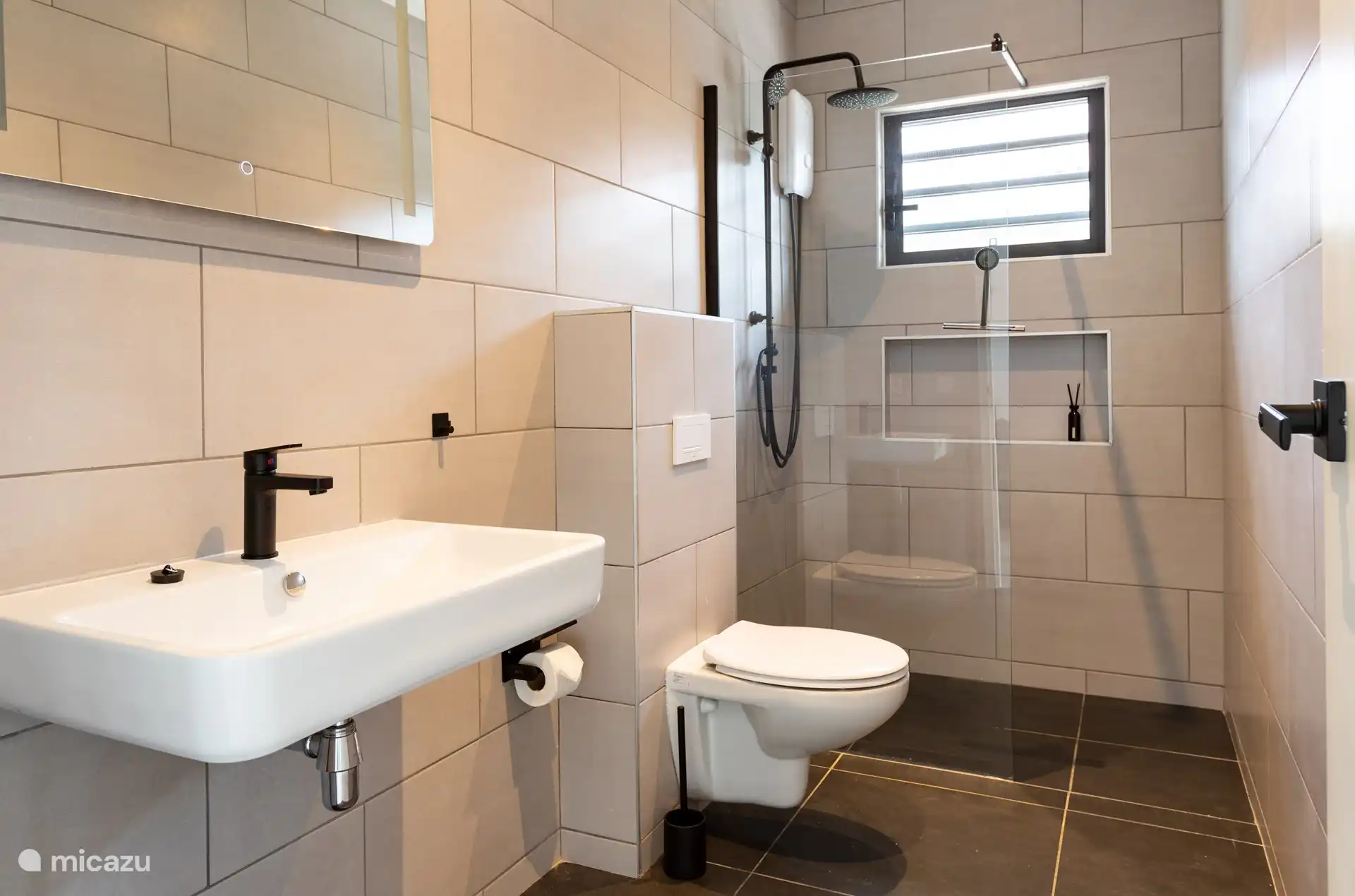 Geräumiges Badezimmer