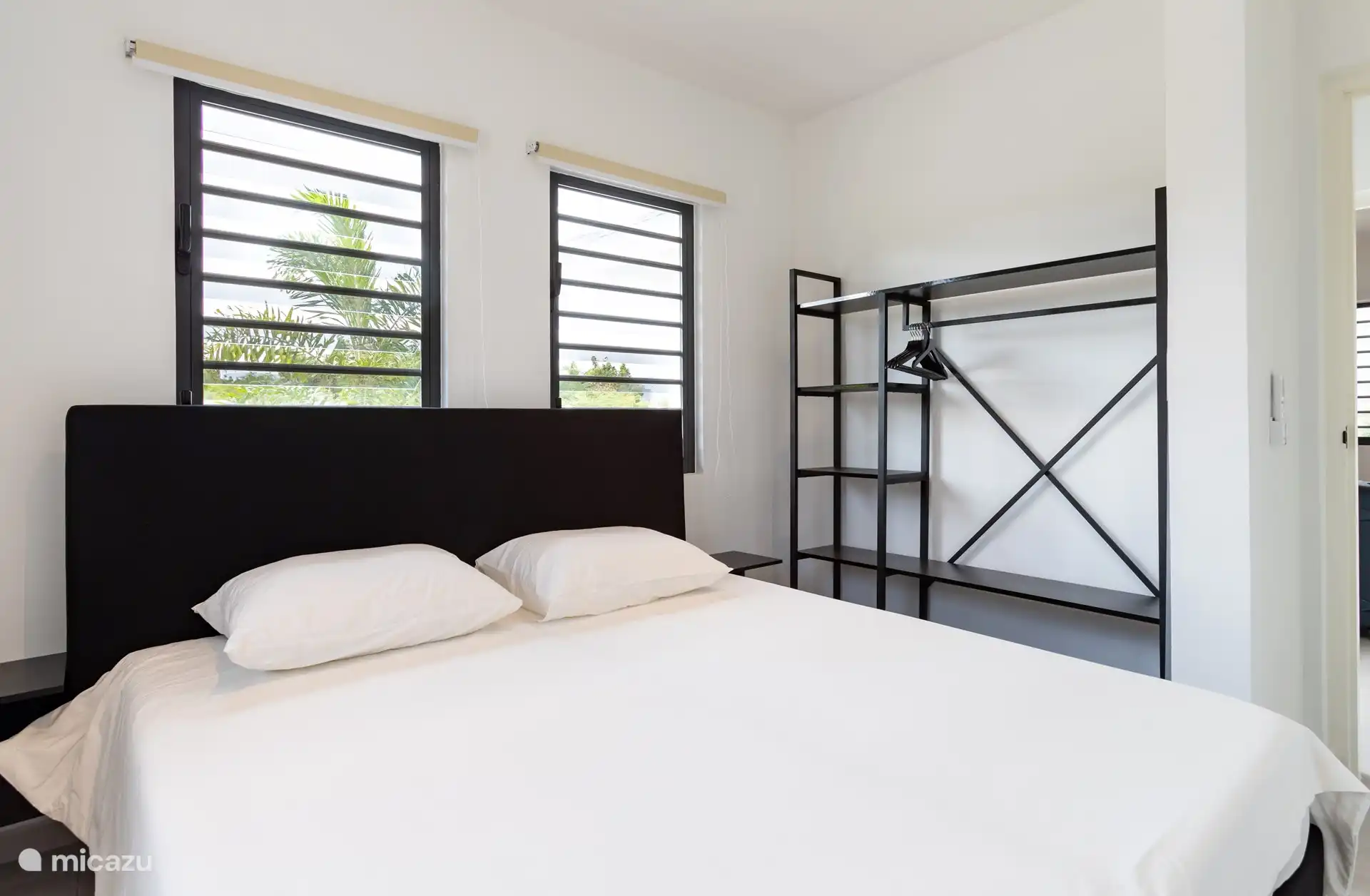 Schlafzimmer mit komfortablem und geräumigem Doppel-Boxspringbett