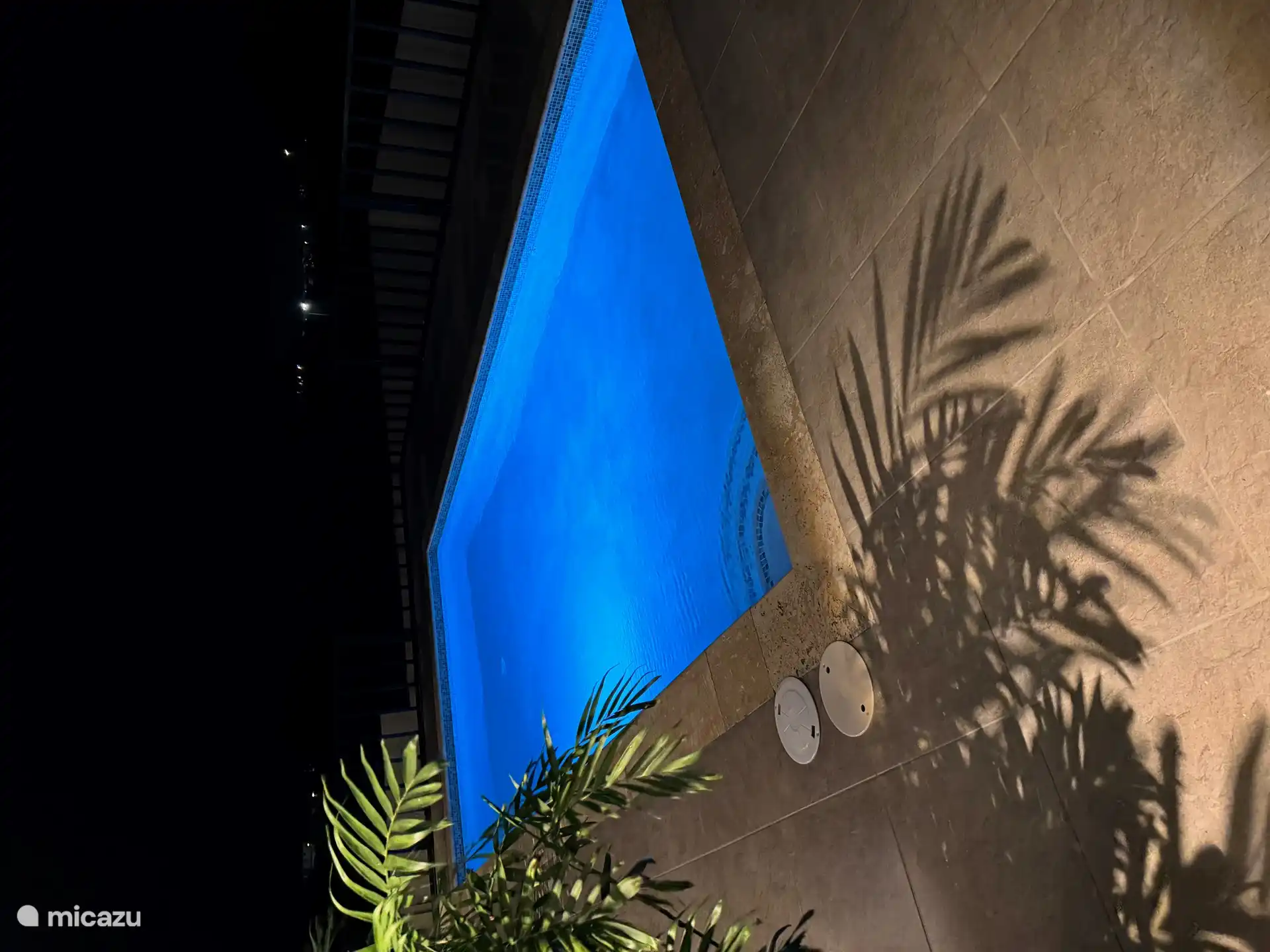 Nachts ist der Pool wunderschön beleuchtet