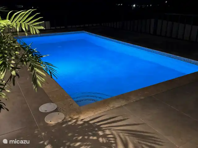 Villa Raïs | Curaçao, Banda Abou (ouest), Big Mountain - villa La nuit, la piscine est magnifiquement éclairée