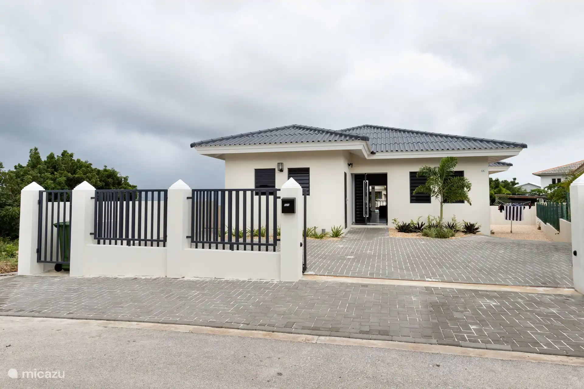 Vor der Villa mit ausreichend Parkplätzen