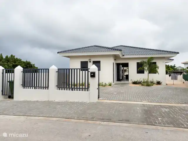 Villa Raïs | Curaçao, Banda Abou (ouest), Big Mountain - villa Façade de la villa avec grand parking