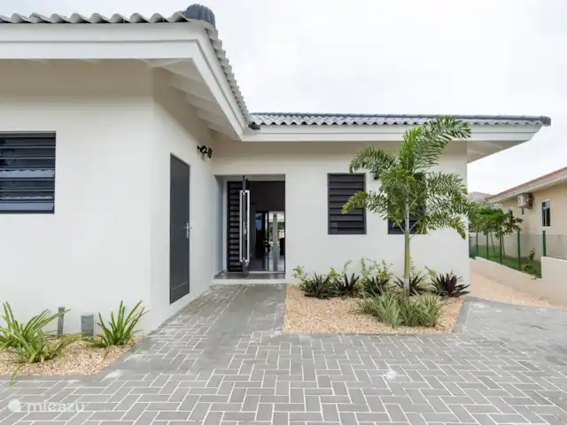 Villa Raïs | Curaçao, Banda Abou (ouest), Big Mountain - villa Façade de la villa avec palmier