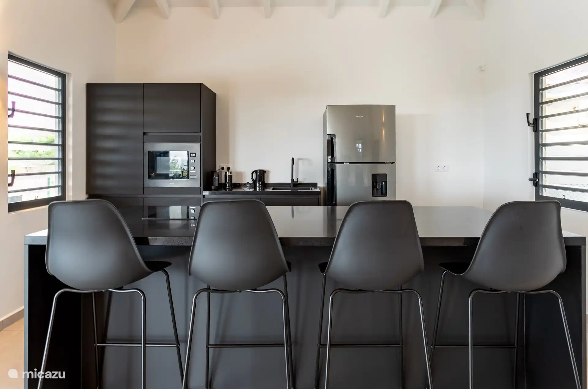 Kücheninsel mit Barhockern