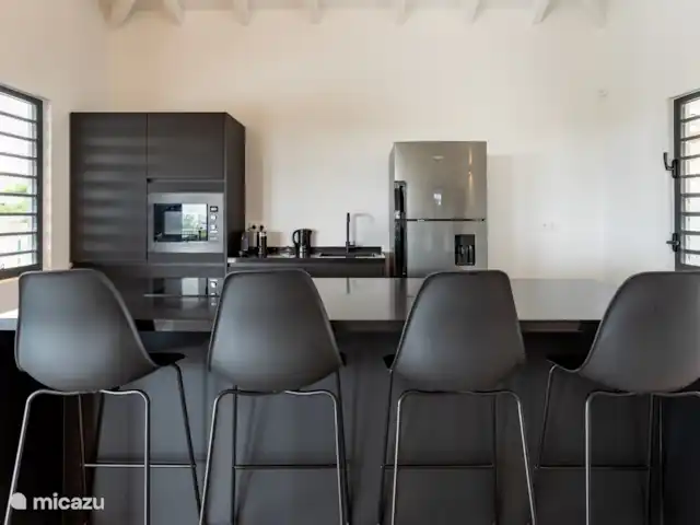 Villa Raïs | Curaçao, Banda Abou (ouest), Big Mountain - villa Îlot de cuisine avec tabourets de bar