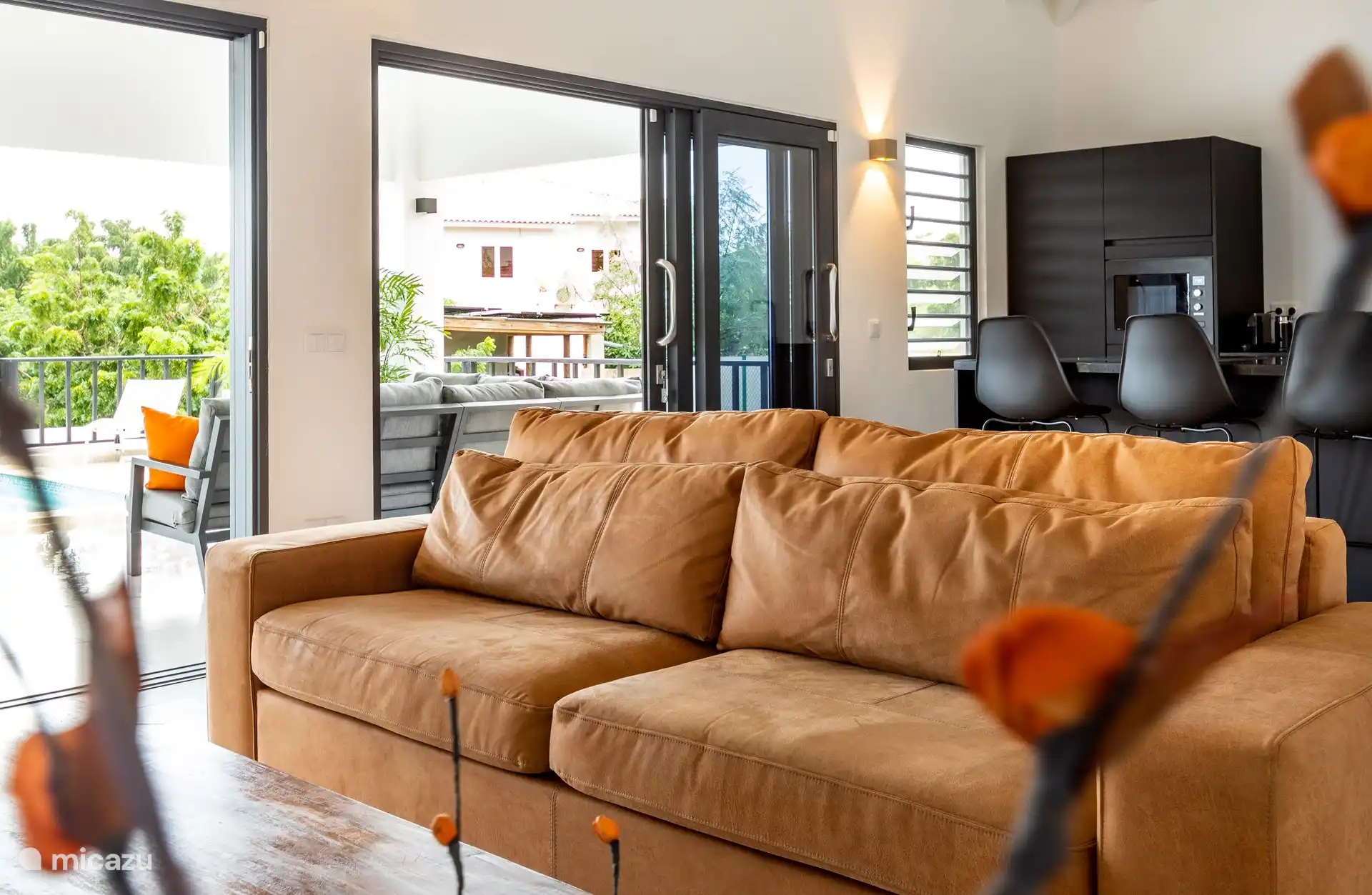 Wohnzimmer mit offener Küche